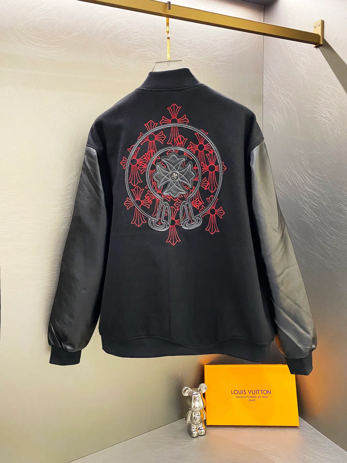 P410 Chromehearts New Crow Heart Horseshoe Cross Baseball Jacket Customized Woolen Fabric Spliced PU Leather Sleeves Heavy Design Exclusive Customized Cross Metal Decoration Full of Dark Style 🔥 Loose Fit Very Handsome for Men and Women Red Label Cross Size: S M L XL (176 145 wear M) S M L 75 77 Sleeve length 65 66 67 68 Shoulder width 54 55 56 57